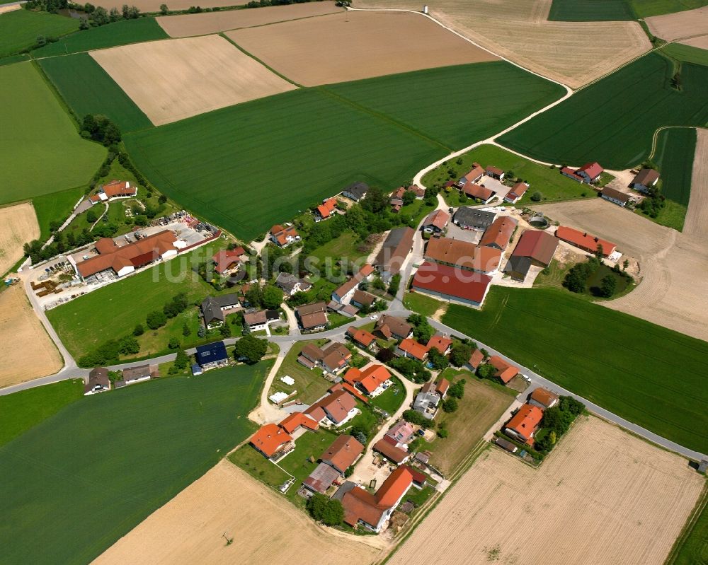 Malling aus der Vogelperspektive: Dorfkern am Feldrand in Malling im Bundesland Bayern, Deutschland