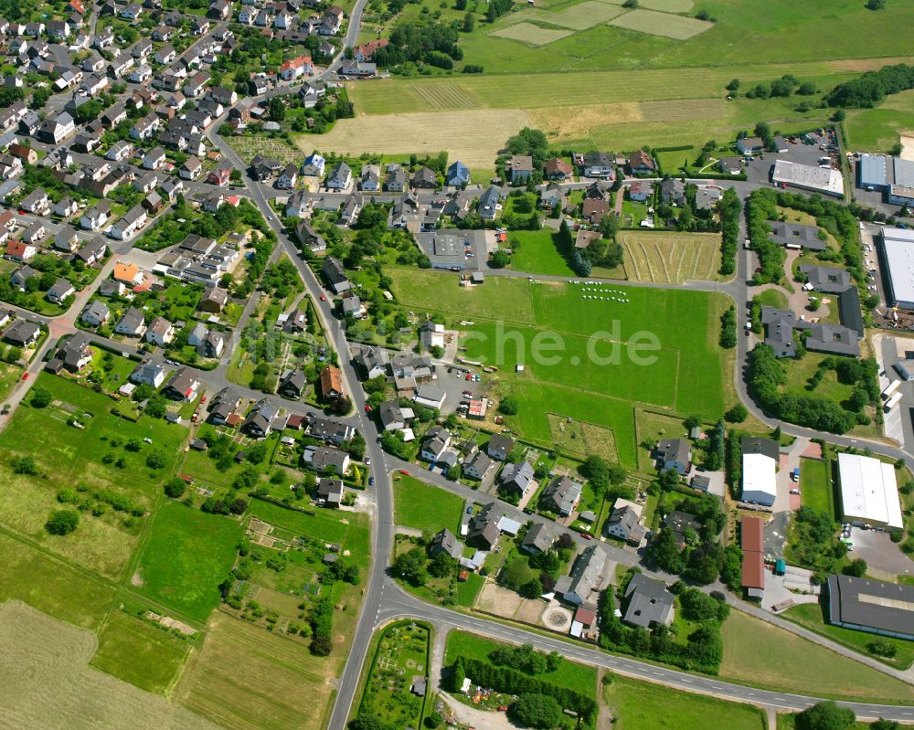 Luftaufnahme Manderbach - Dorfkern am Feldrand in Manderbach im Bundesland Hessen, Deutschland