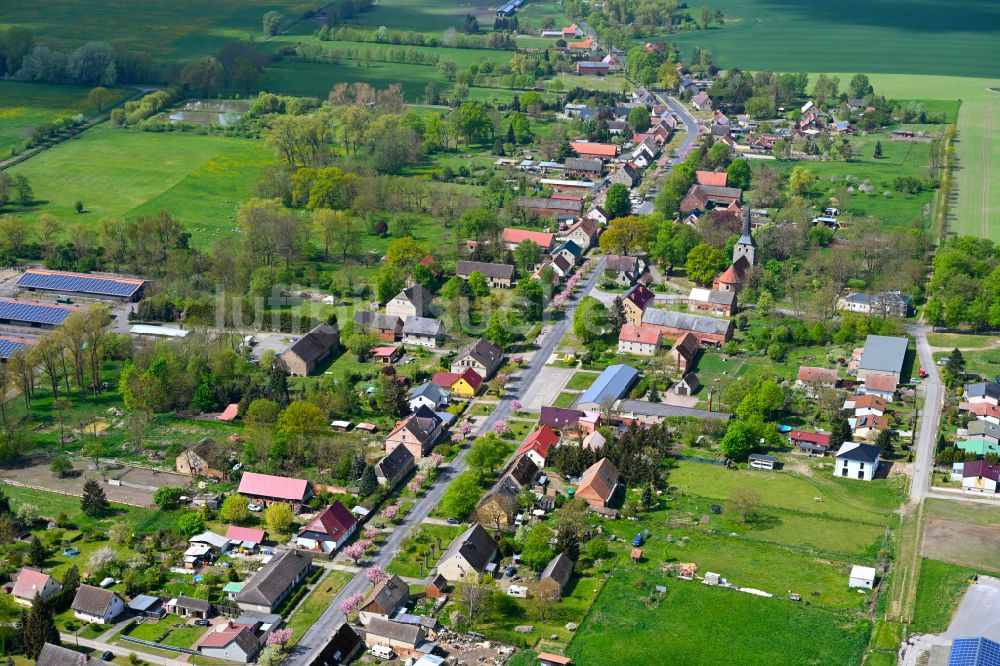 Luftaufnahme Manker - Dorfkern am Feldrand in Manker im Bundesland Brandenburg, Deutschland