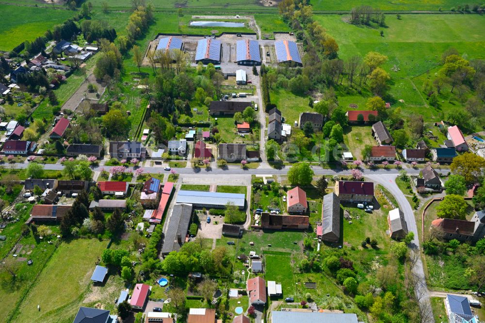 Manker von oben - Dorfkern am Feldrand in Manker im Bundesland Brandenburg, Deutschland