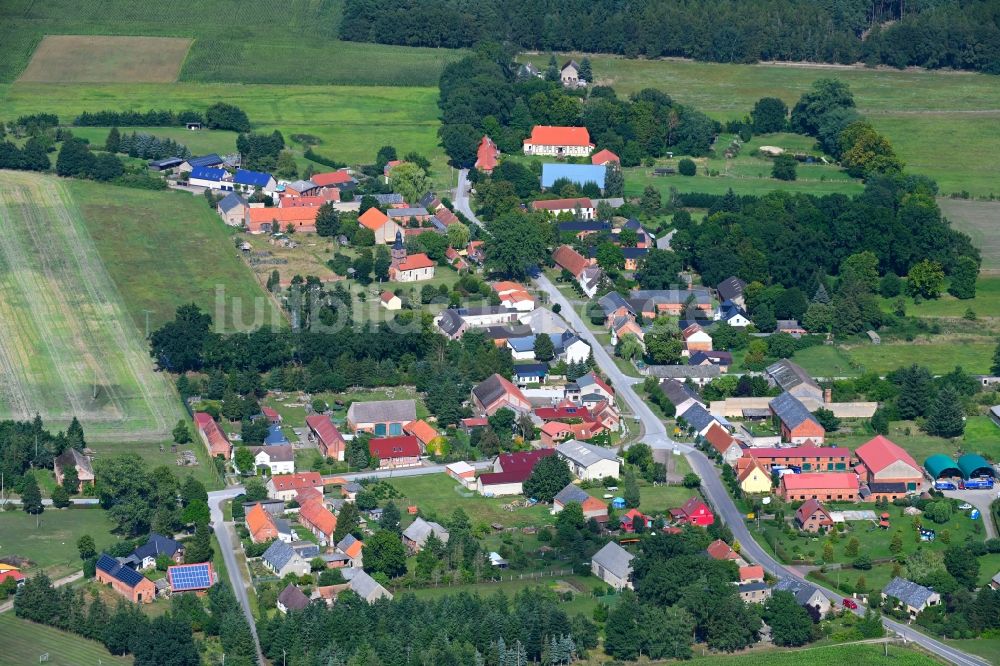 Mankmuß aus der Vogelperspektive: Dorfkern am Feldrand in Mankmuß im Bundesland Brandenburg, Deutschland