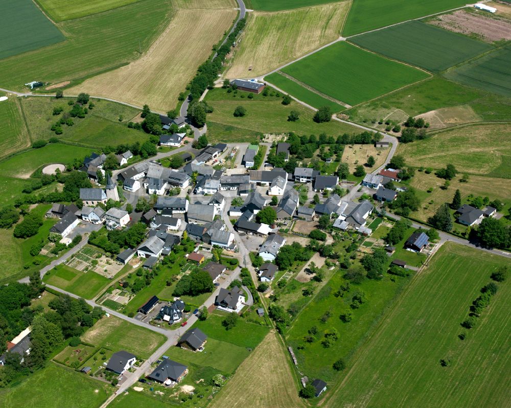 Luftbild Mannebach - Dorfkern am Feldrand in Mannebach im Bundesland Rheinland-Pfalz, Deutschland