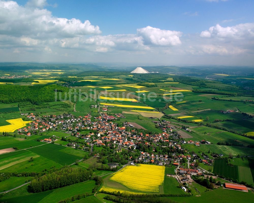 Mansbach von oben - Dorfkern am Feldrand in Mansbach im Bundesland Hessen, Deutschland