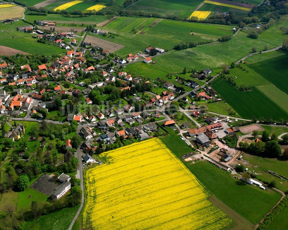 Mansbach aus der Vogelperspektive: Dorfkern am Feldrand in Mansbach im Bundesland Hessen, Deutschland