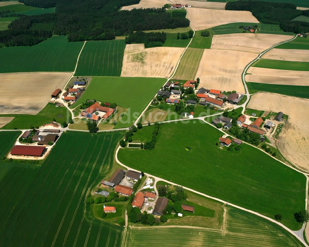 Marastorf aus der Vogelperspektive: Dorfkern am Feldrand in Marastorf im Bundesland Bayern, Deutschland