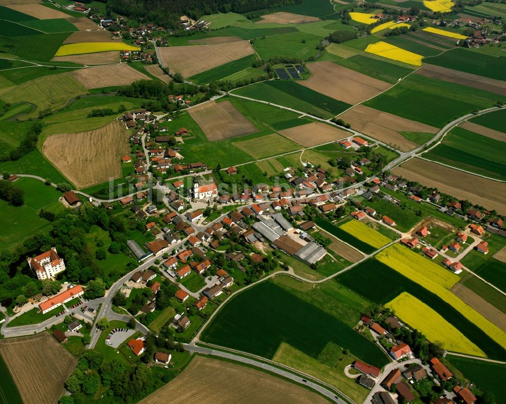 Mariakirchen von oben - Dorfkern am Feldrand in Mariakirchen im Bundesland Bayern, Deutschland