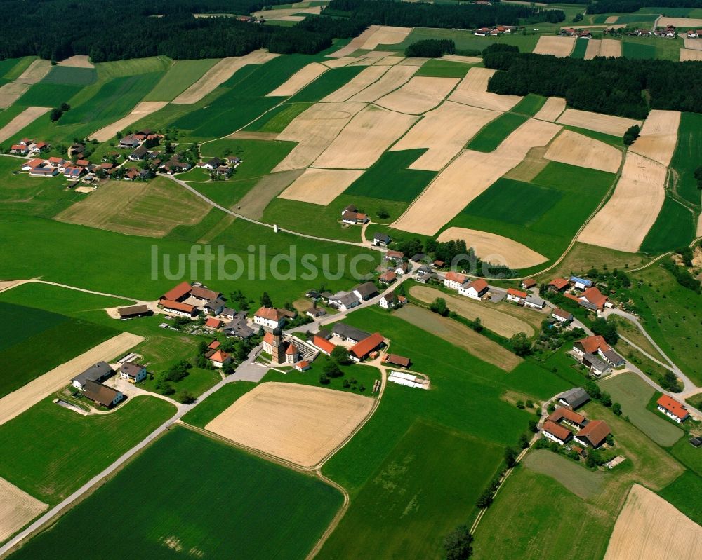 Martinskirchen von oben - Dorfkern am Feldrand in Martinskirchen im Bundesland Bayern, Deutschland