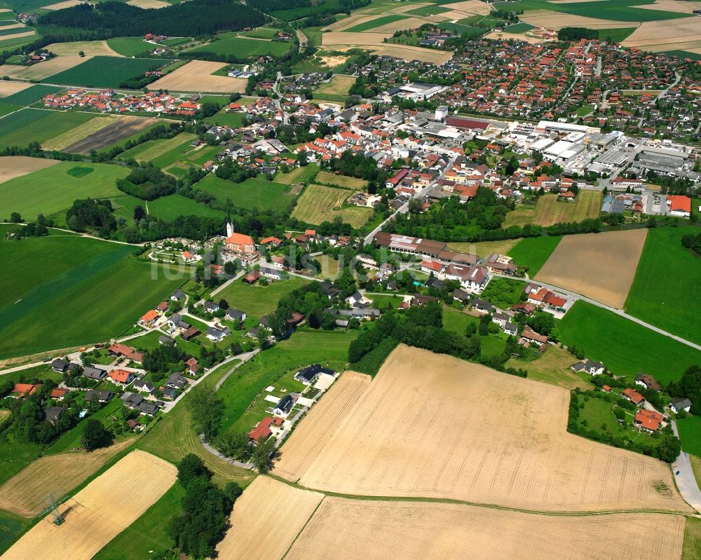 Massing aus der Vogelperspektive: Dorfkern am Feldrand in Massing im Bundesland Bayern, Deutschland