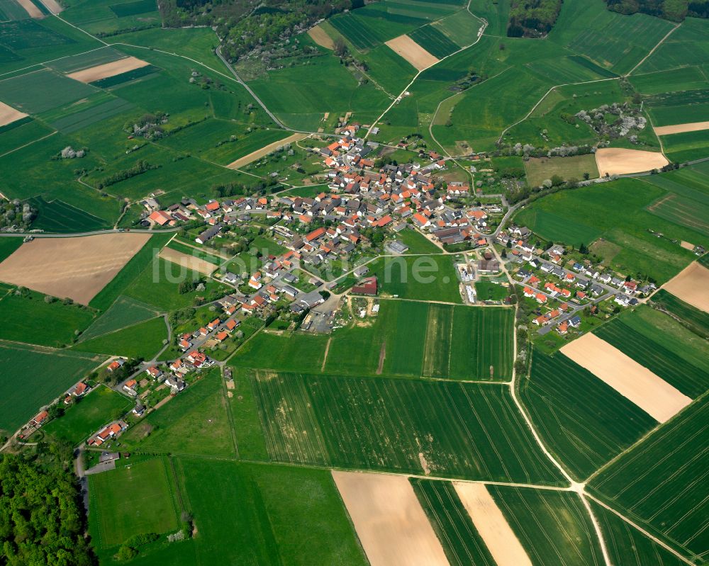 Maulbach von oben - Dorfkern am Feldrand in Maulbach im Bundesland Hessen, Deutschland