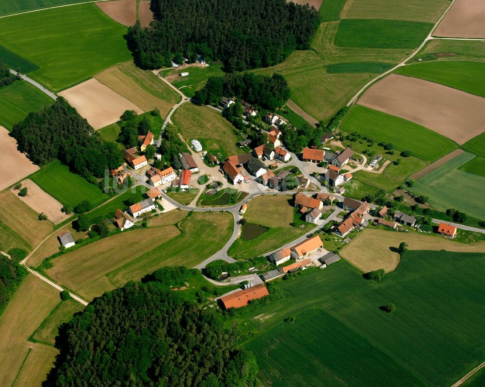 Luftaufnahme Mausendorf - Dorfkern am Feldrand in Mausendorf im Bundesland Bayern, Deutschland