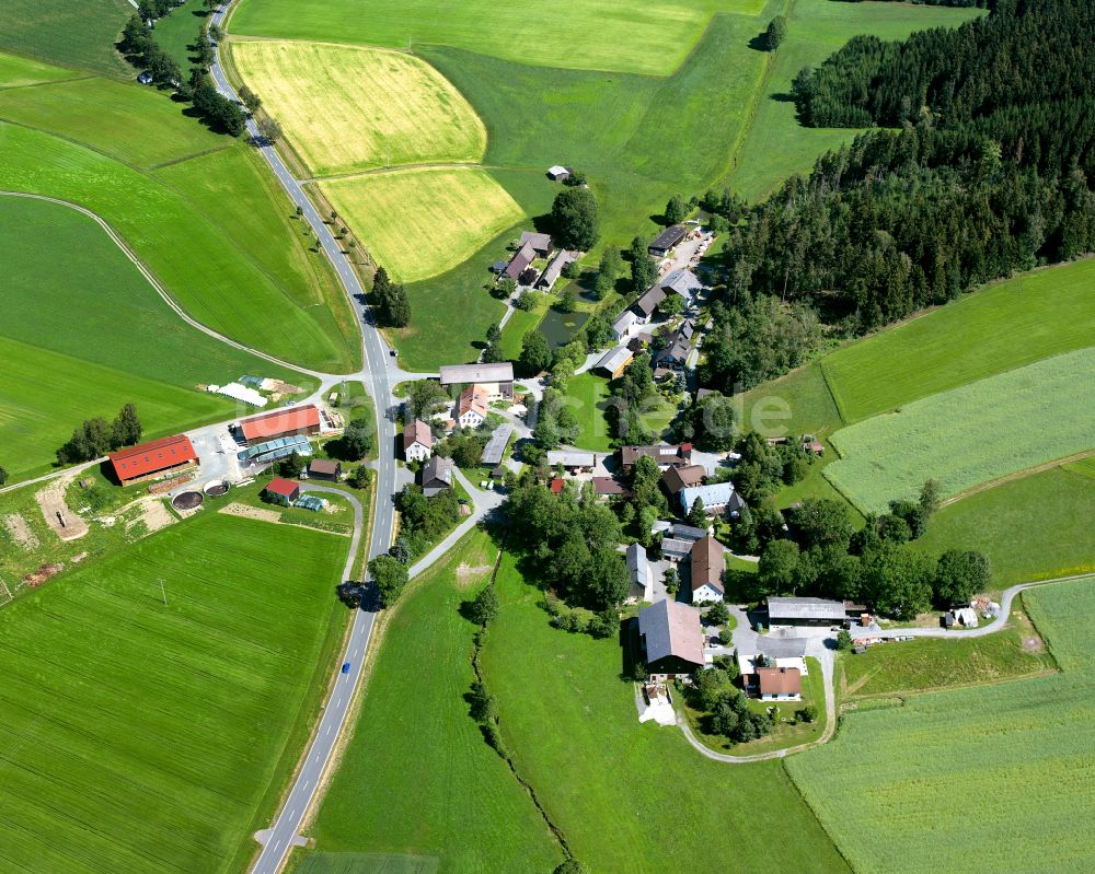 Mödlenreuth aus der Vogelperspektive: Dorfkern am Feldrand in Mödlenreuth im Bundesland Bayern, Deutschland