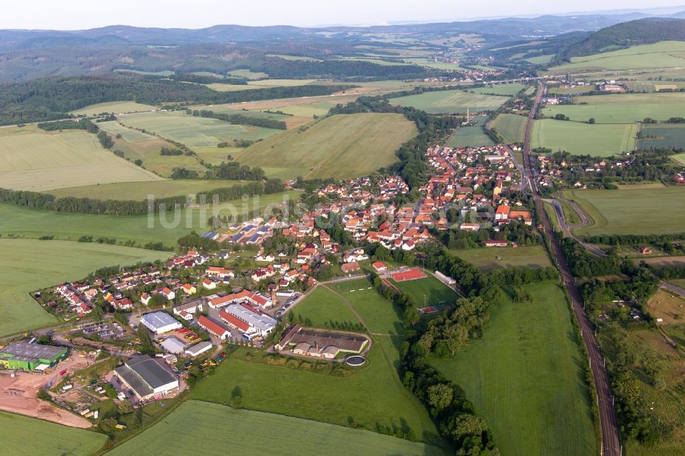 Mechterstädt von oben - Dorfkern am Feldrand in Mechterstädt im Bundesland Thüringen, Deutschland