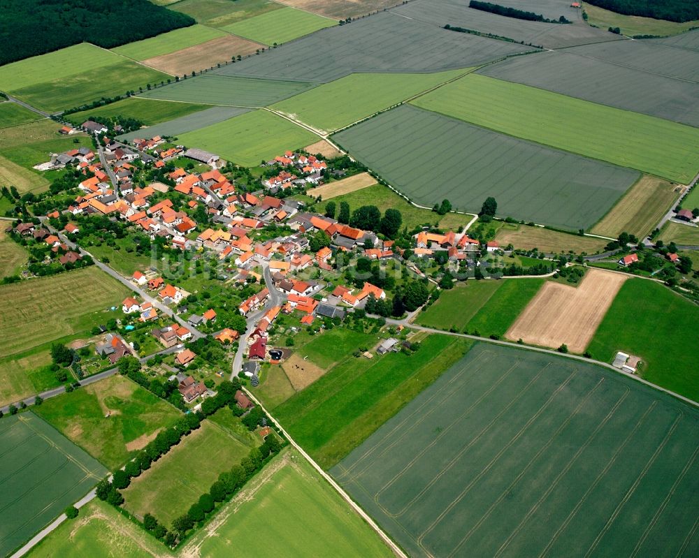 Luftaufnahme Meensen - Dorfkern am Feldrand in Meensen im Bundesland Niedersachsen, Deutschland