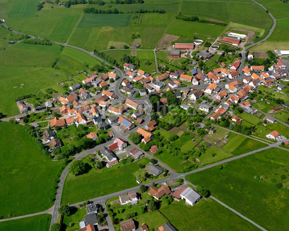 Meiches aus der Vogelperspektive: Dorfkern am Feldrand in Meiches im Bundesland Hessen, Deutschland