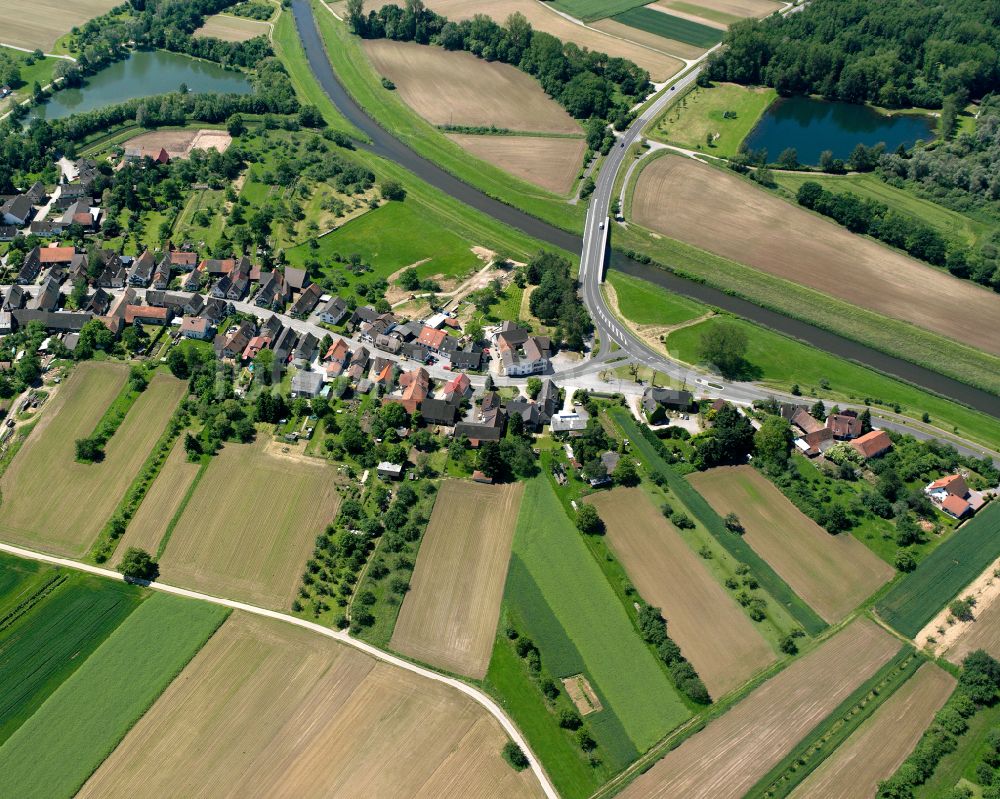 Memprechtshofen aus der Vogelperspektive: Dorfkern am Feldrand in Memprechtshofen im Bundesland Baden-Württemberg, Deutschland