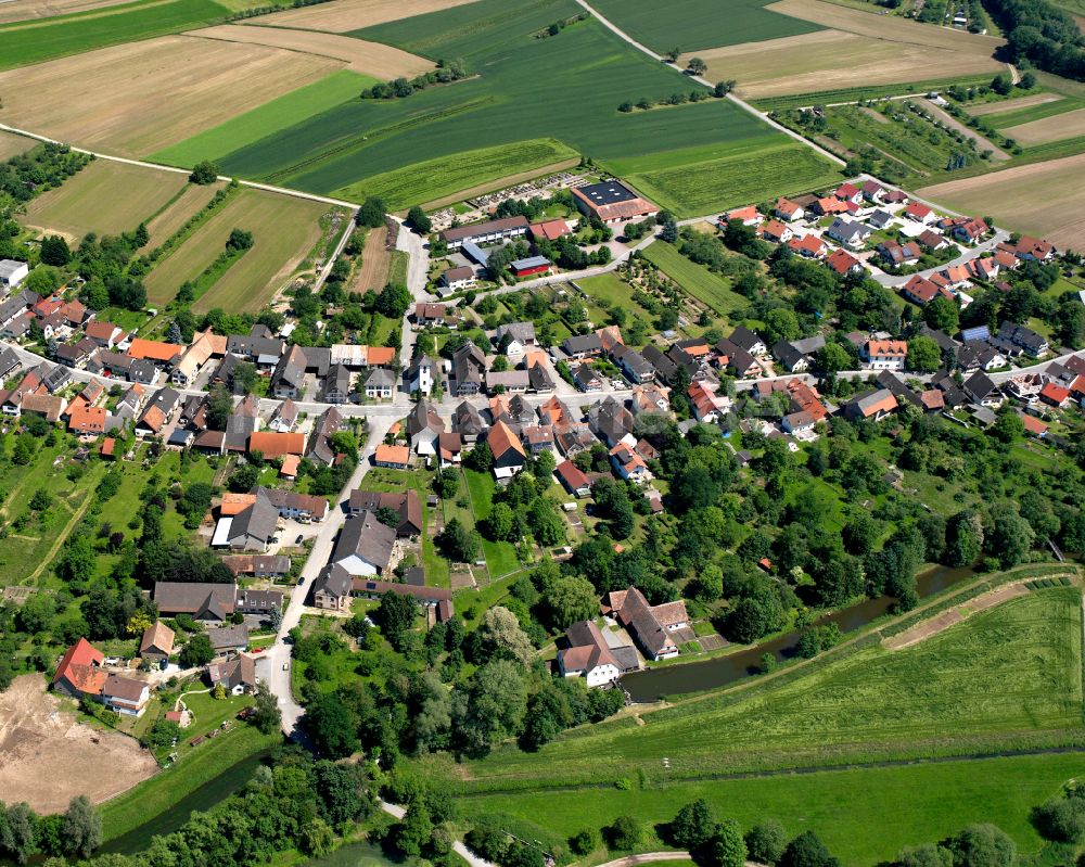 Luftbild Memprechtshofen - Dorfkern am Feldrand in Memprechtshofen im Bundesland Baden-Württemberg, Deutschland