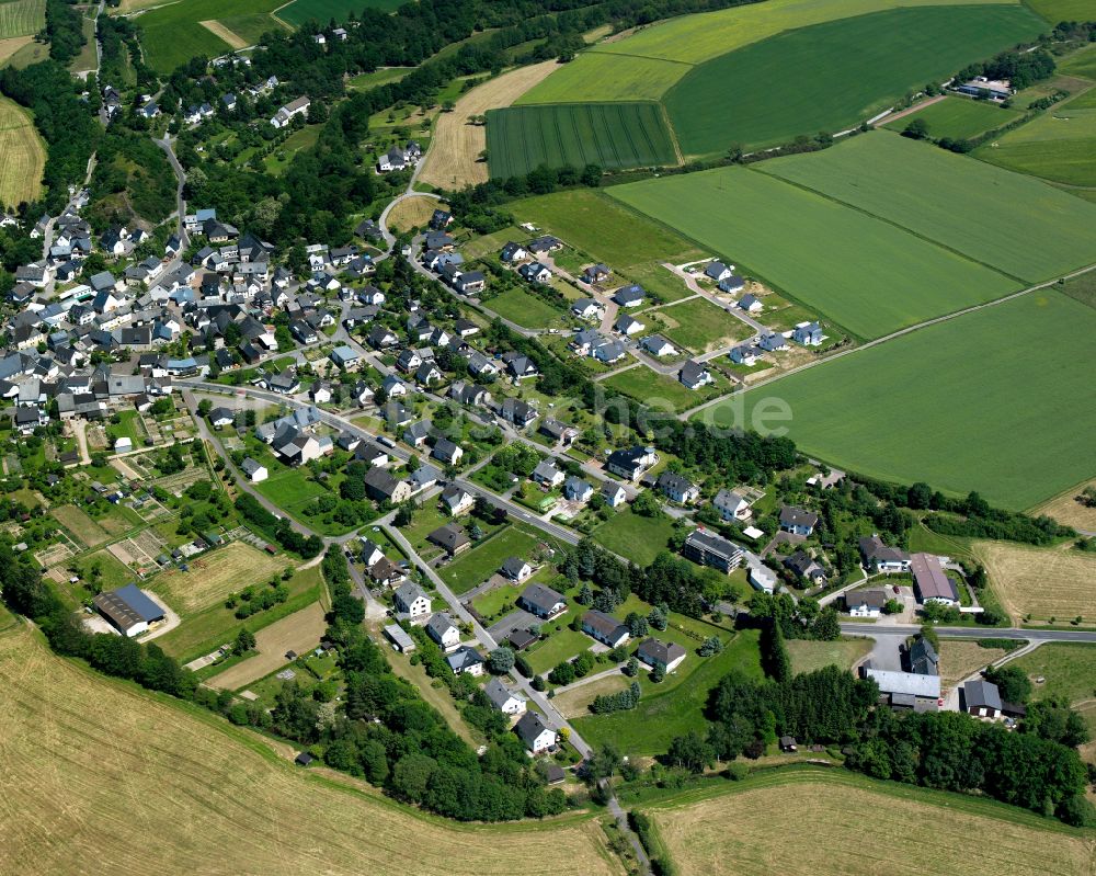 Luftbild Mengerschied - Dorfkern am Feldrand in Mengerschied im Bundesland Rheinland-Pfalz, Deutschland