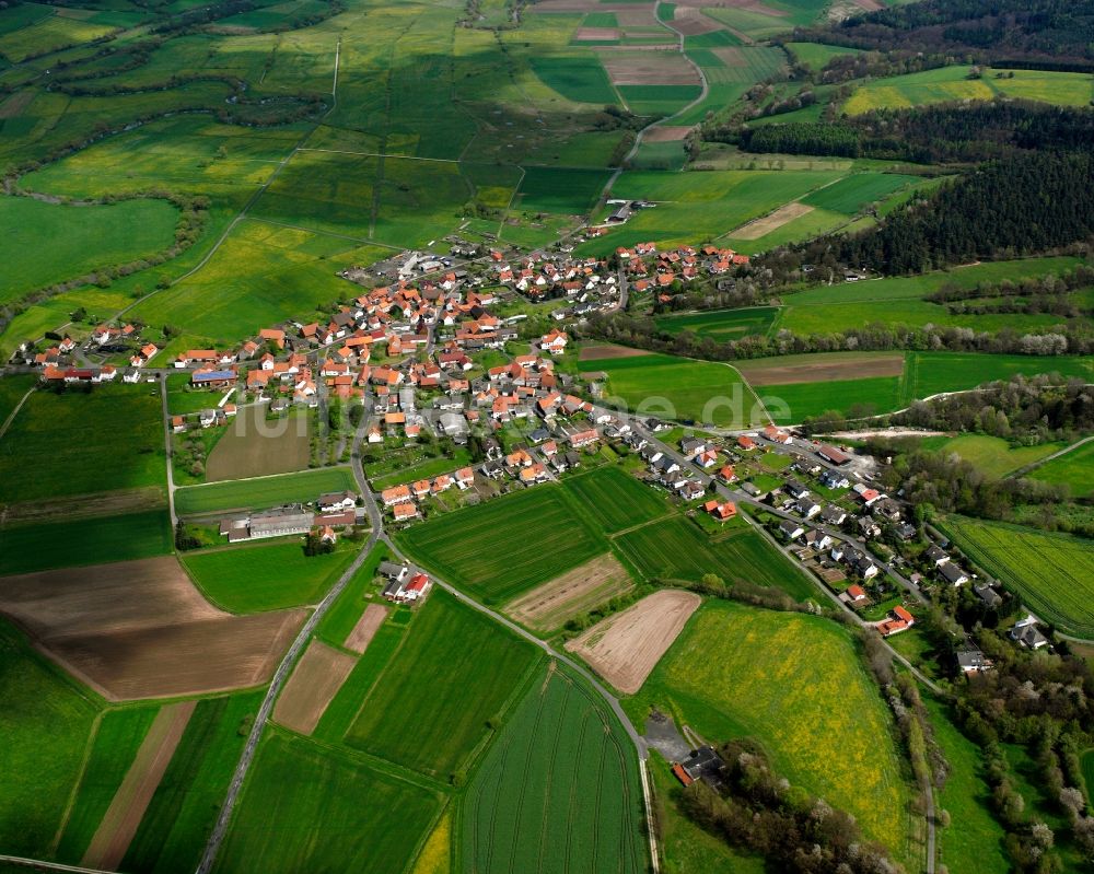 Mengshausen aus der Vogelperspektive: Dorfkern am Feldrand in Mengshausen im Bundesland Hessen, Deutschland