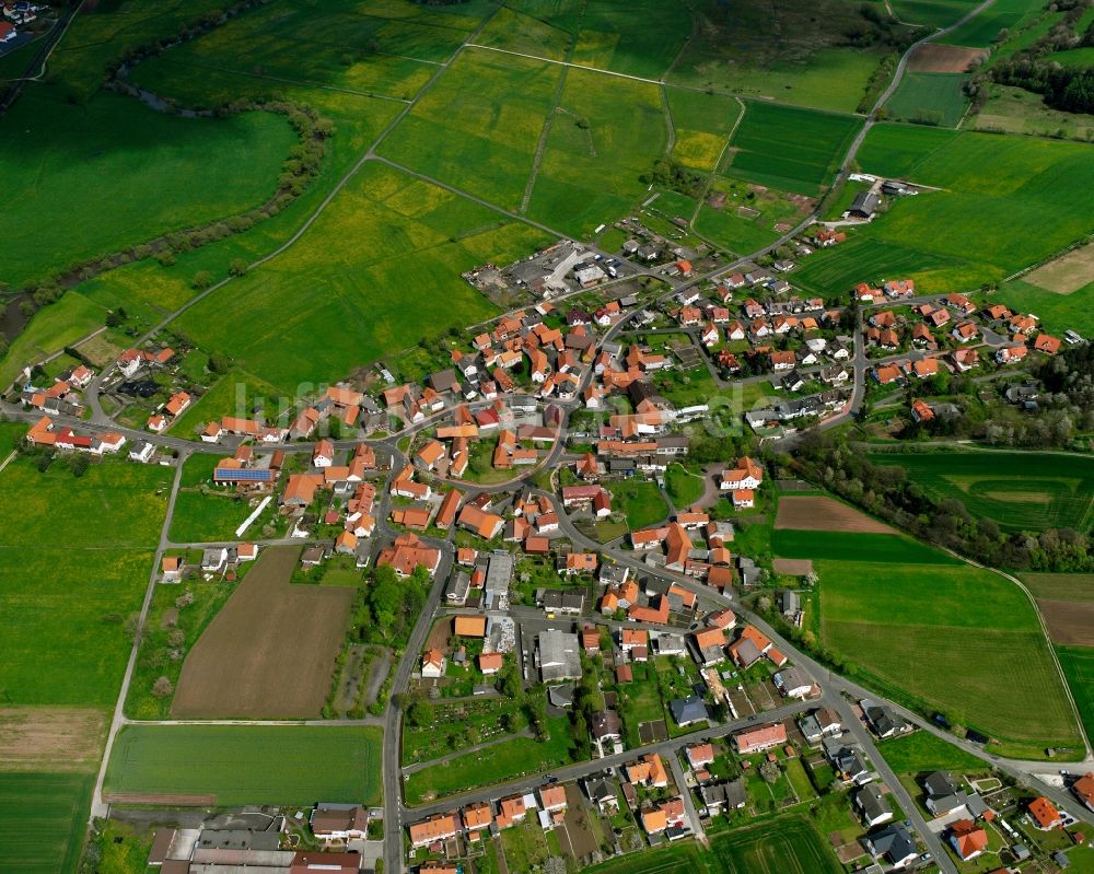 Mengshausen aus der Vogelperspektive: Dorfkern am Feldrand in Mengshausen im Bundesland Hessen, Deutschland