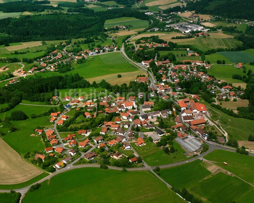 Menhaupten von oben - Dorfkern am Feldrand in Menhaupten im Bundesland Bayern, Deutschland