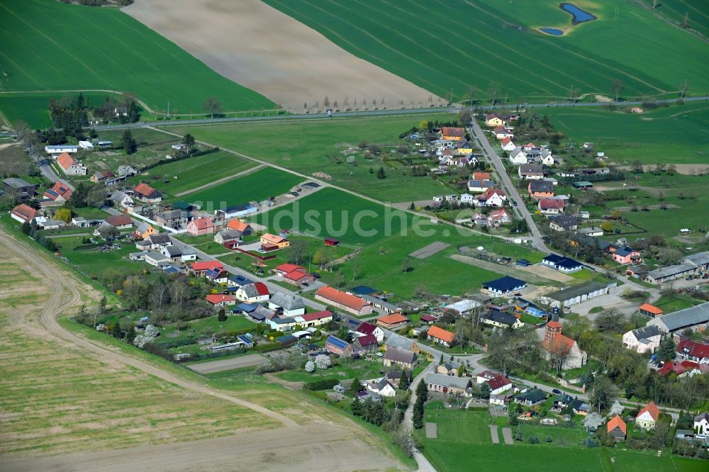 Luftaufnahme Menkin - Dorfkern am Feldrand in Menkin im Bundesland Brandenburg, Deutschland