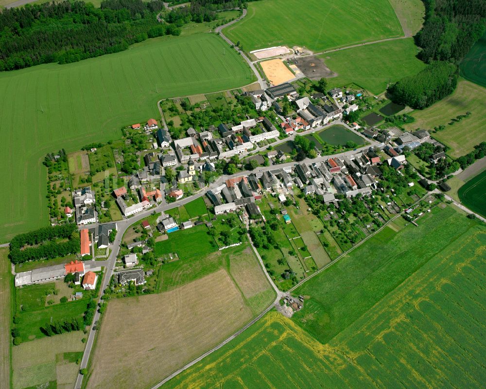 Merkendorf aus der Vogelperspektive: Dorfkern am Feldrand in Merkendorf im Bundesland Thüringen, Deutschland