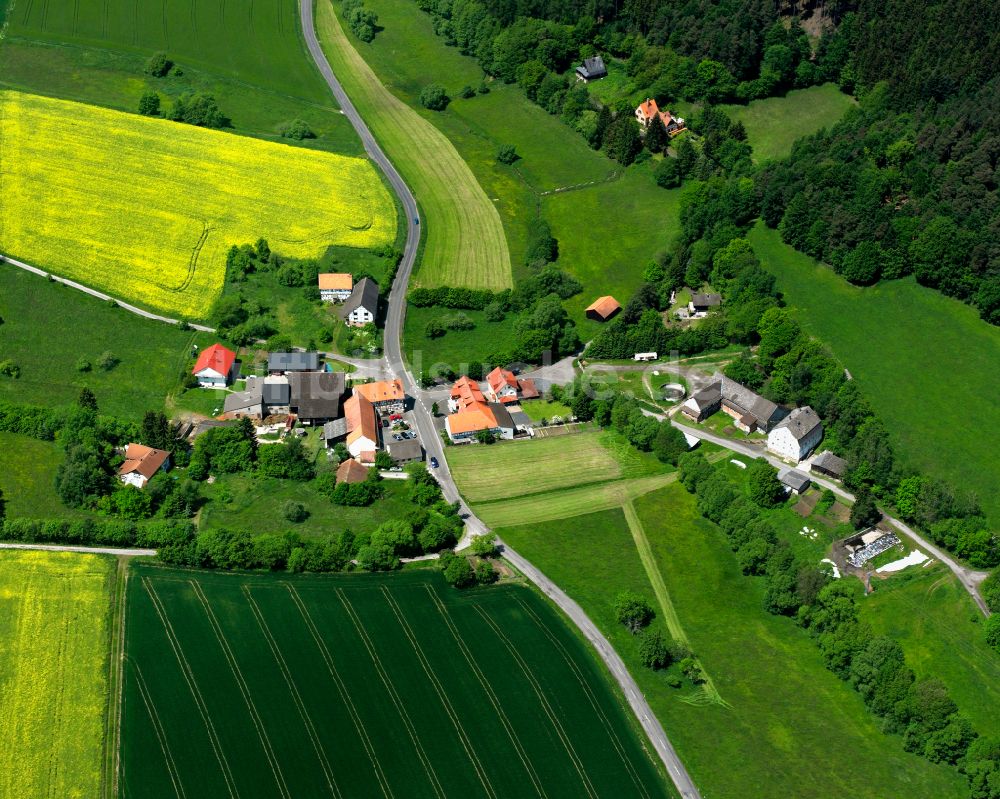 Merlos von oben - Dorfkern am Feldrand in Merlos im Bundesland Hessen, Deutschland