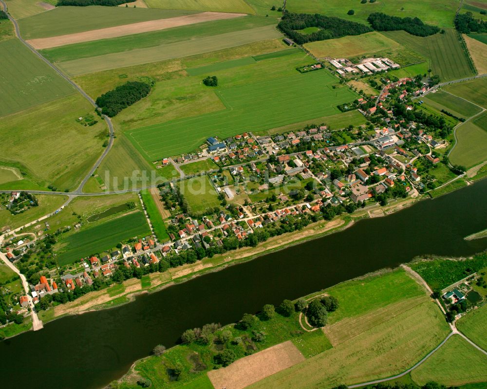 Merschwitz aus der Vogelperspektive: Dorfkern am Feldrand in Merschwitz im Bundesland Sachsen, Deutschland