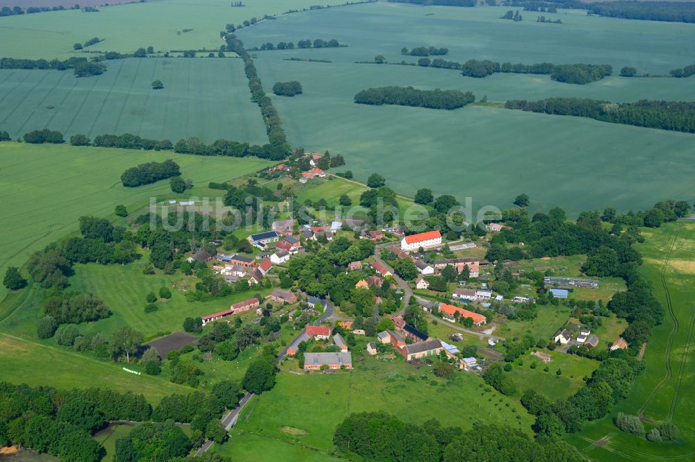 Luftbild Meseberg - Dorfkern am Feldrand in Meseberg im Bundesland Brandenburg, Deutschland