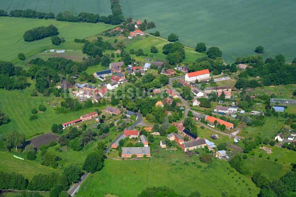 Luftaufnahme Meseberg - Dorfkern am Feldrand in Meseberg im Bundesland Brandenburg, Deutschland