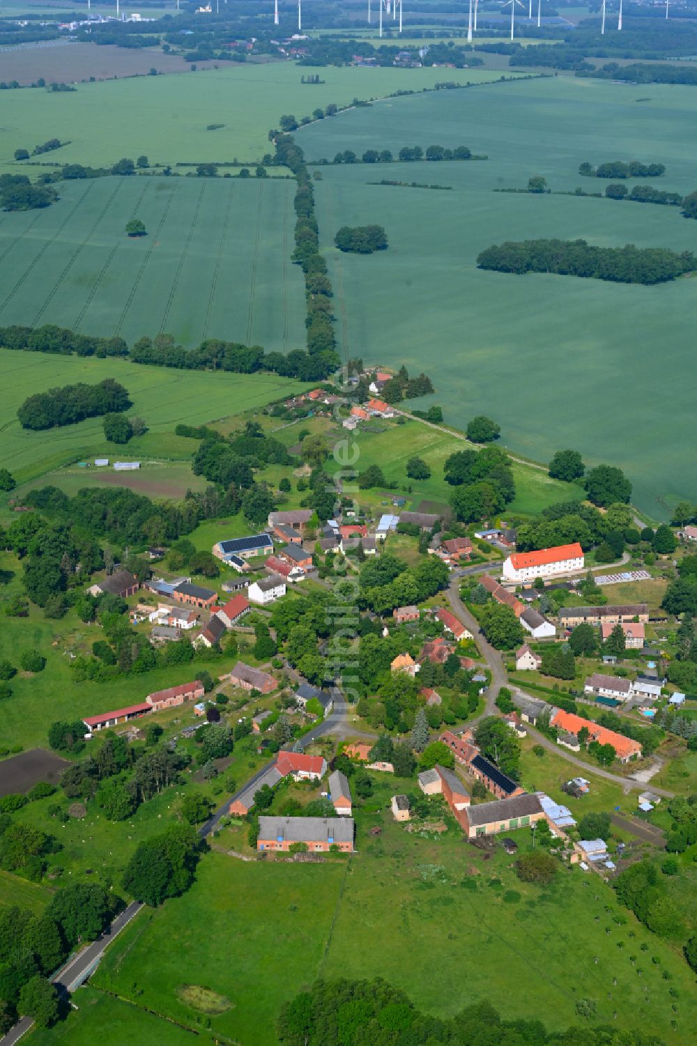 Meseberg von oben - Dorfkern am Feldrand in Meseberg im Bundesland Brandenburg, Deutschland