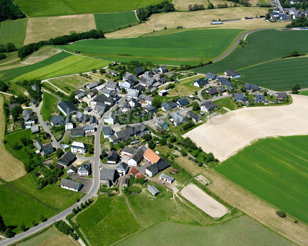 Metzenhausen aus der Vogelperspektive: Dorfkern am Feldrand in Metzenhausen im Bundesland Rheinland-Pfalz, Deutschland