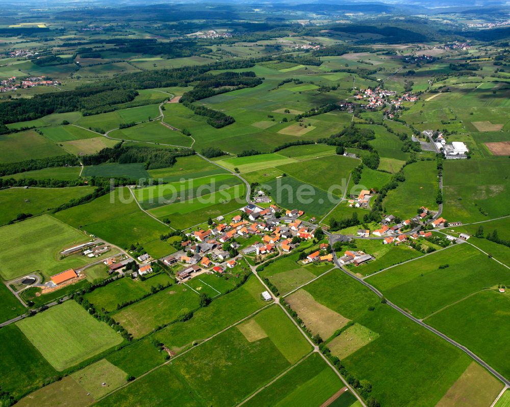 Luftaufnahme Metzlos - Dorfkern am Feldrand in Metzlos im Bundesland Hessen, Deutschland