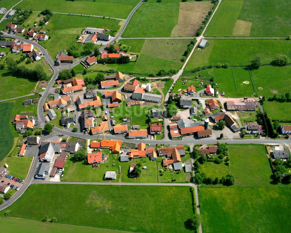 Metzlos von oben - Dorfkern am Feldrand in Metzlos im Bundesland Hessen, Deutschland