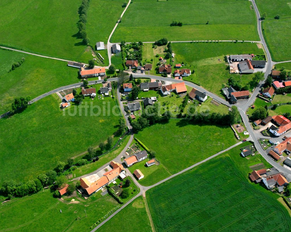 Metzlos aus der Vogelperspektive: Dorfkern am Feldrand in Metzlos im Bundesland Hessen, Deutschland