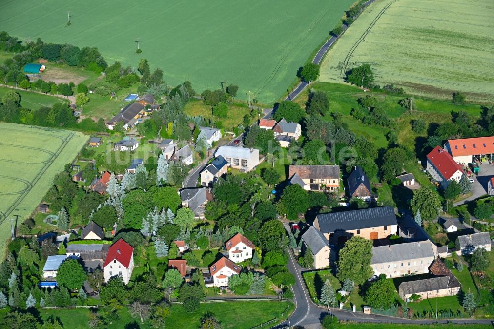 Meuselwitz aus der Vogelperspektive: Dorfkern am Feldrand in Meuselwitz im Bundesland Sachsen, Deutschland