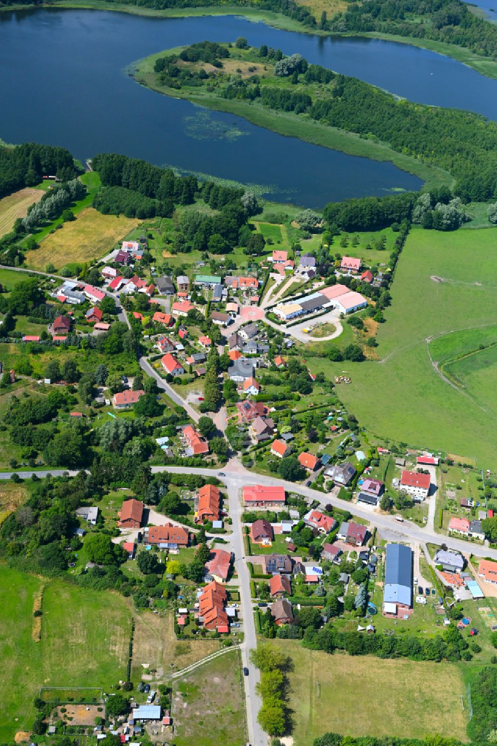 Luftbild Mühl Rosin - Dorfkern am Feldrand in Mühl Rosin im Bundesland Mecklenburg-Vorpommern, Deutschland