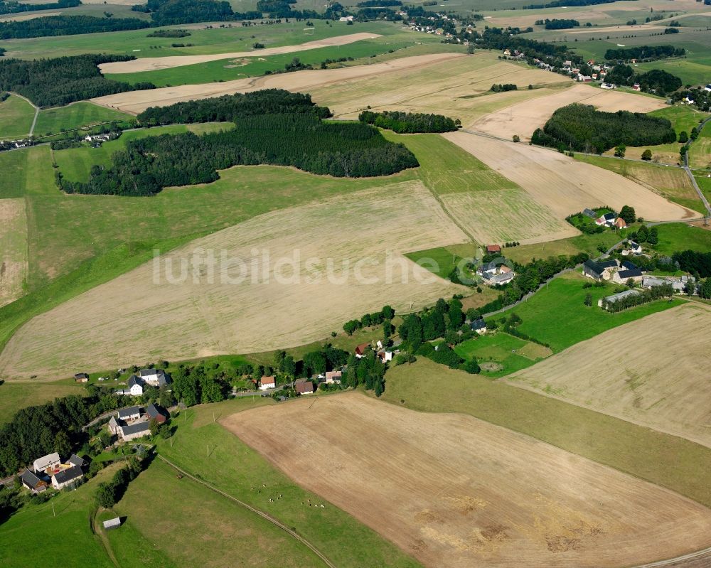 Mühlbach aus der Vogelperspektive: Dorfkern am Feldrand in Mühlbach im Bundesland Sachsen, Deutschland