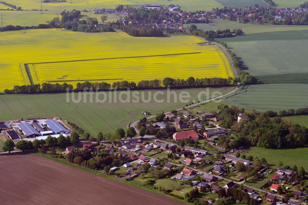 Luftaufnahme Mühlenbeck - Dorfkern am Feldrand in Mühlenbeck im Bundesland Mecklenburg-Vorpommern, Deutschland