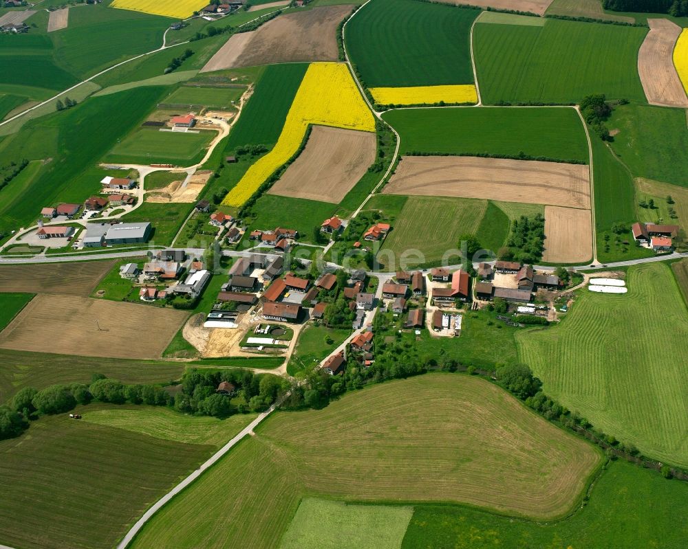 Miesing von oben - Dorfkern am Feldrand in Miesing im Bundesland Bayern, Deutschland