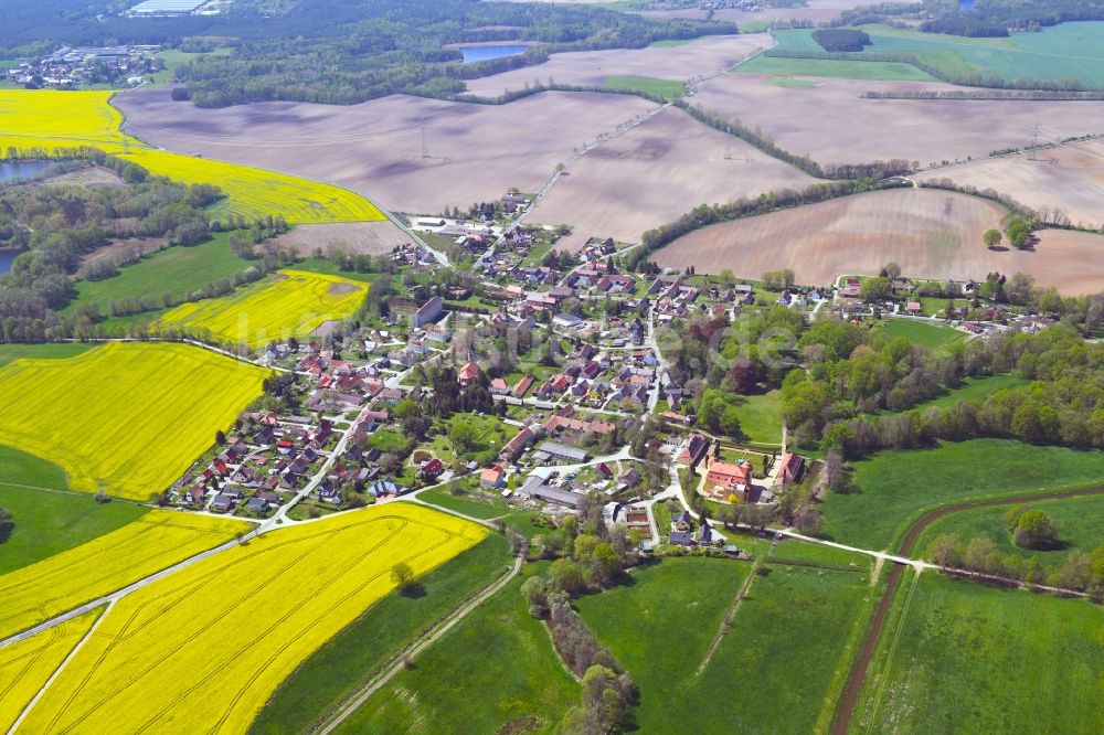 Milkel von oben - Dorfkern am Feldrand in Milkel im Bundesland Sachsen, Deutschland