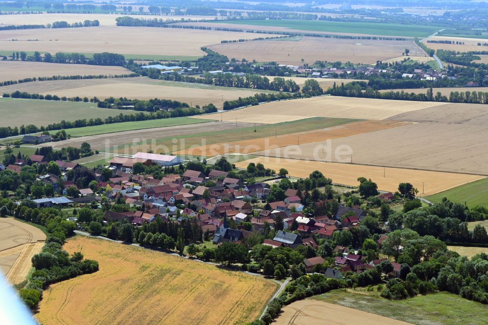 Mittelsömmern aus der Vogelperspektive: Dorfkern am Feldrand in Mittelsömmern im Bundesland Thüringen, Deutschland