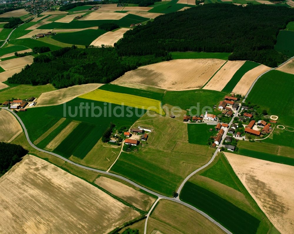 Mitterhausen aus der Vogelperspektive: Dorfkern am Feldrand in Mitterhausen im Bundesland Bayern, Deutschland