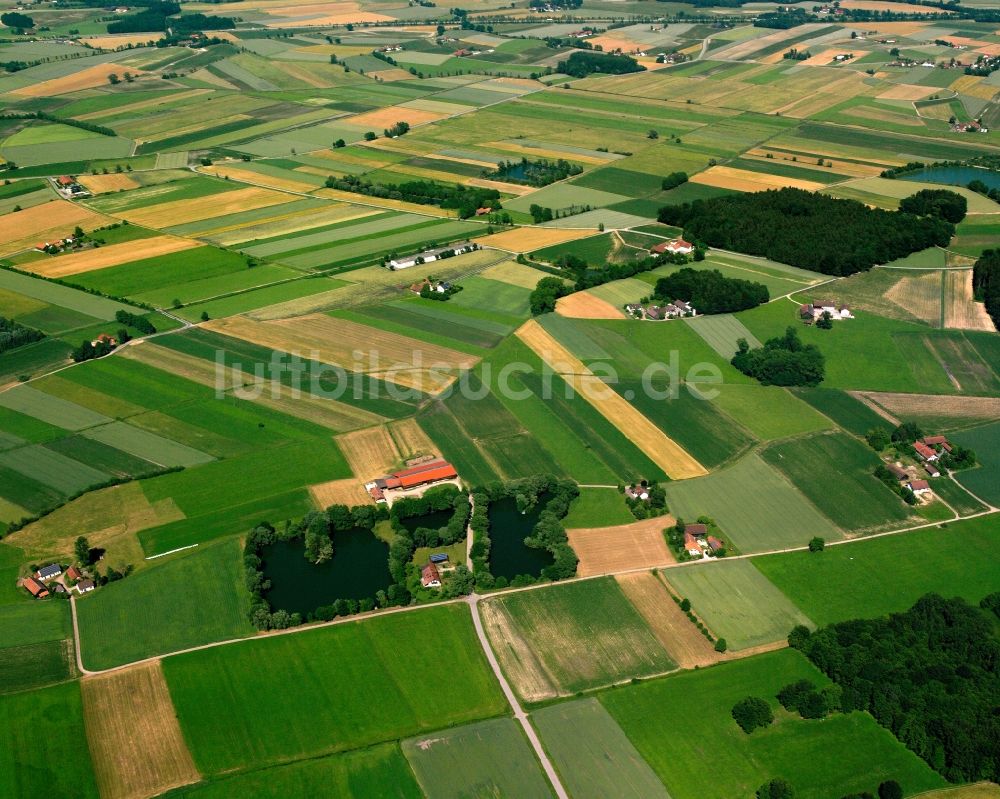 Mitterrain aus der Vogelperspektive: Dorfkern am Feldrand in Mitterrain im Bundesland Bayern, Deutschland