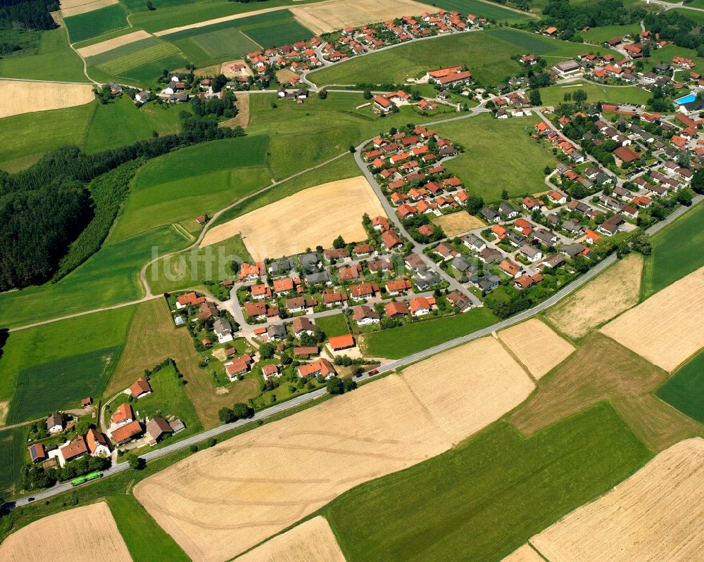 Mitterskirchen von oben - Dorfkern am Feldrand in Mitterskirchen im Bundesland Bayern, Deutschland