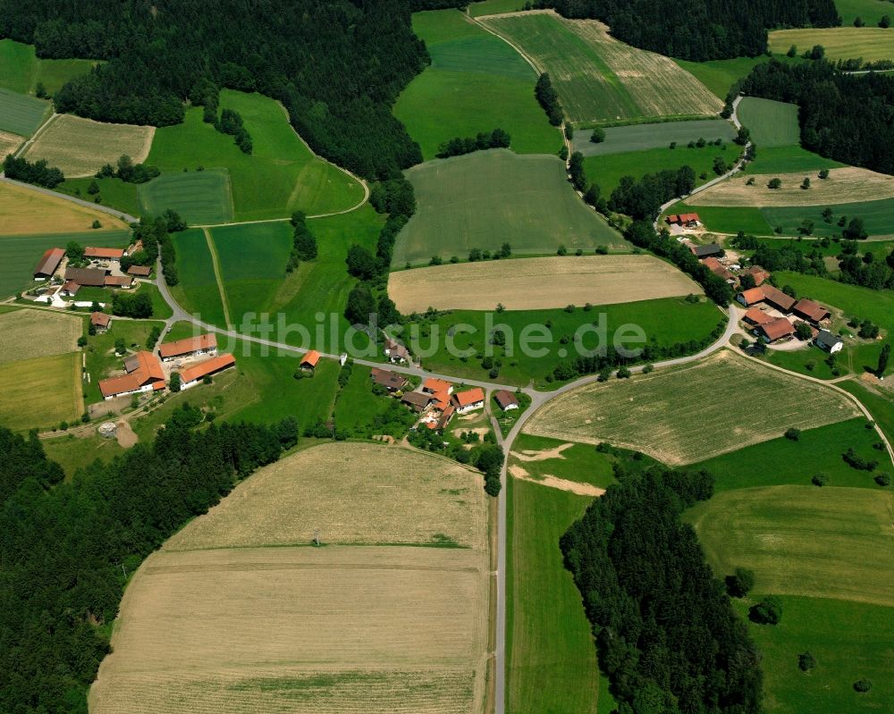 Luftaufnahme Mitterwachsenberg - Dorfkern am Feldrand in Mitterwachsenberg im Bundesland Bayern, Deutschland