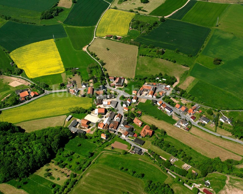 Mönchhosbach von oben - Dorfkern am Feldrand in Mönchhosbach im Bundesland Hessen, Deutschland