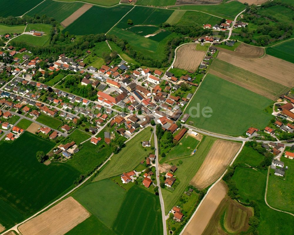 Münchsdorf von oben - Dorfkern am Feldrand in Münchsdorf im Bundesland Bayern, Deutschland