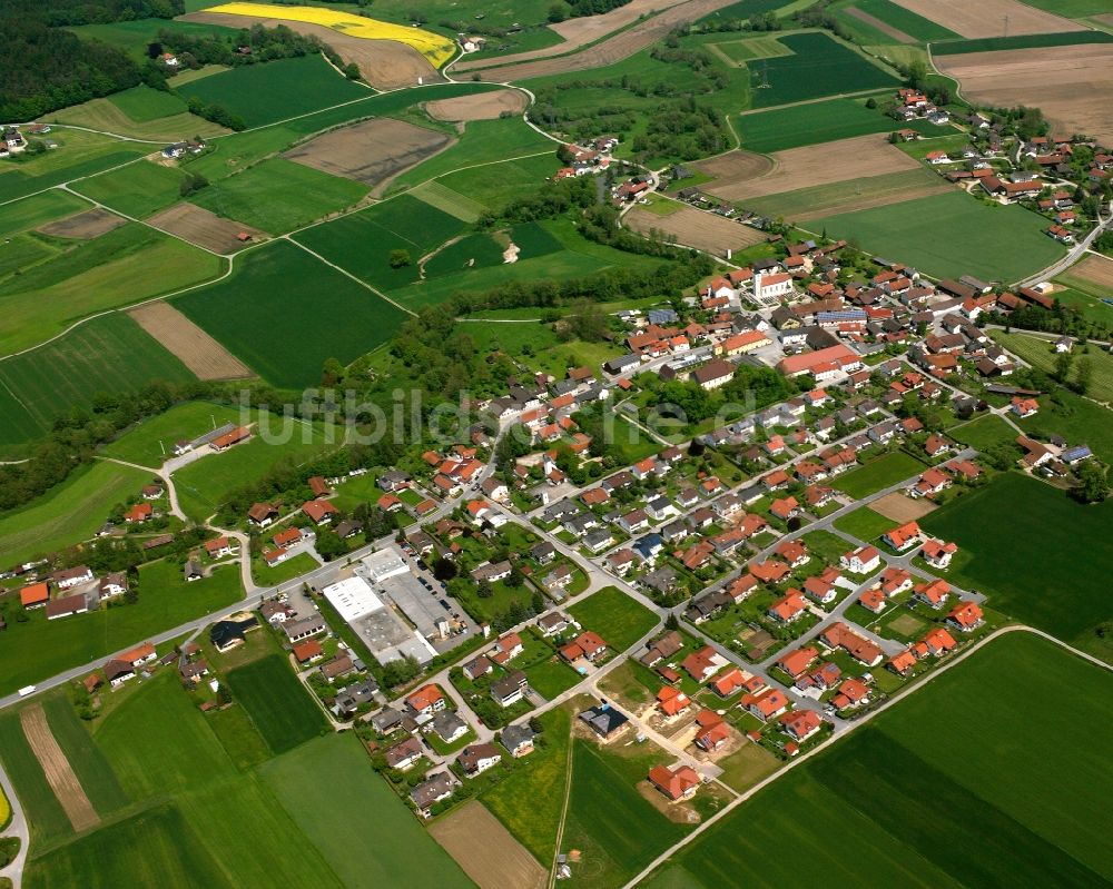 Münchsdorf aus der Vogelperspektive: Dorfkern am Feldrand in Münchsdorf im Bundesland Bayern, Deutschland