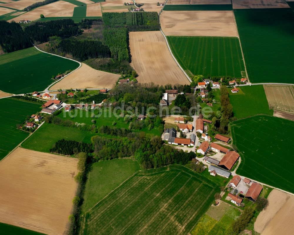 Münchshöfen aus der Vogelperspektive: Dorfkern am Feldrand in Münchshöfen im Bundesland Bayern, Deutschland